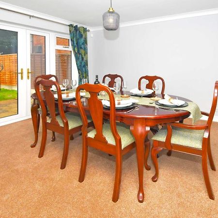 The Glade By Yourstays Huge Single Detached Holiday Home With Big Garden Newcastle-under-Lyme Exterior foto