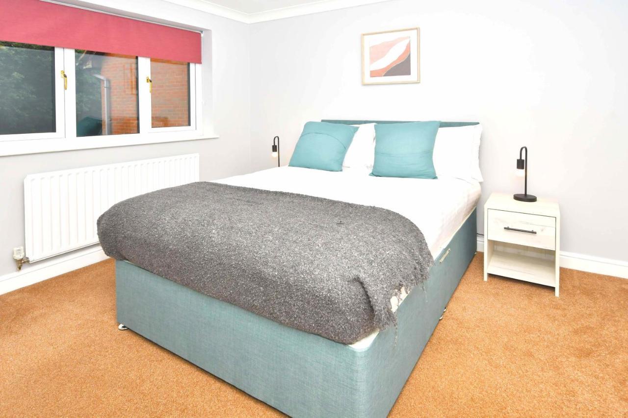 The Glade By Yourstays Huge Single Detached Holiday Home With Big Garden Newcastle-under-Lyme Exterior foto
