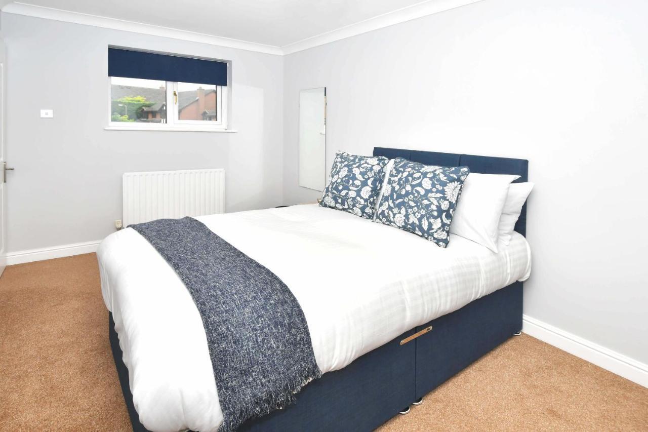 The Glade By Yourstays Huge Single Detached Holiday Home With Big Garden Newcastle-under-Lyme Exterior foto
