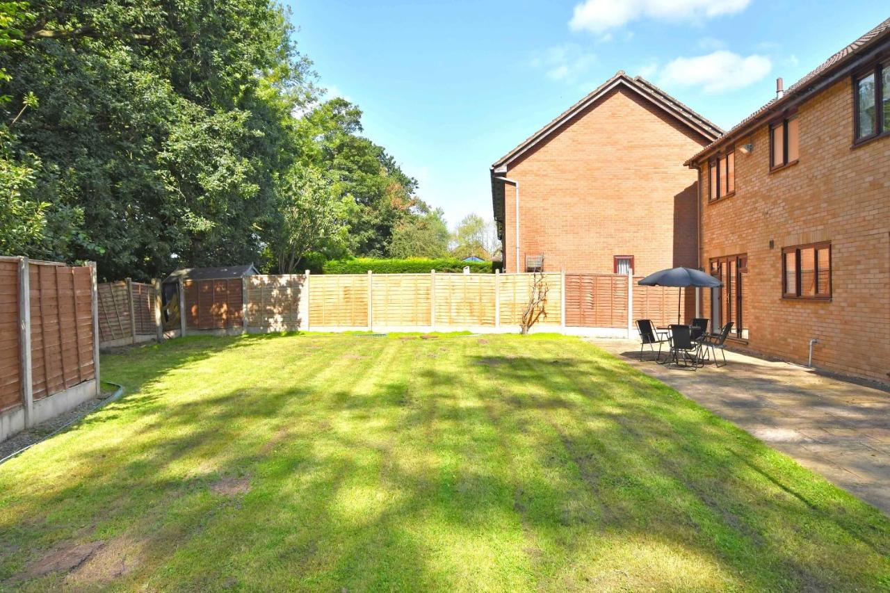 The Glade By Yourstays Huge Single Detached Holiday Home With Big Garden Newcastle-under-Lyme Exterior foto