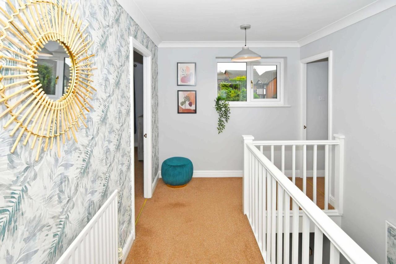 The Glade By Yourstays Huge Single Detached Holiday Home With Big Garden Newcastle-under-Lyme Exterior foto