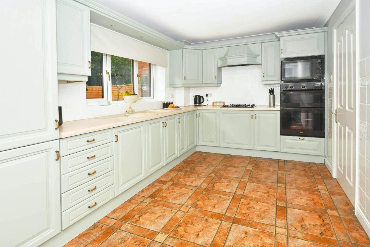 The Glade By Yourstays Huge Single Detached Holiday Home With Big Garden Newcastle-under-Lyme Exterior foto