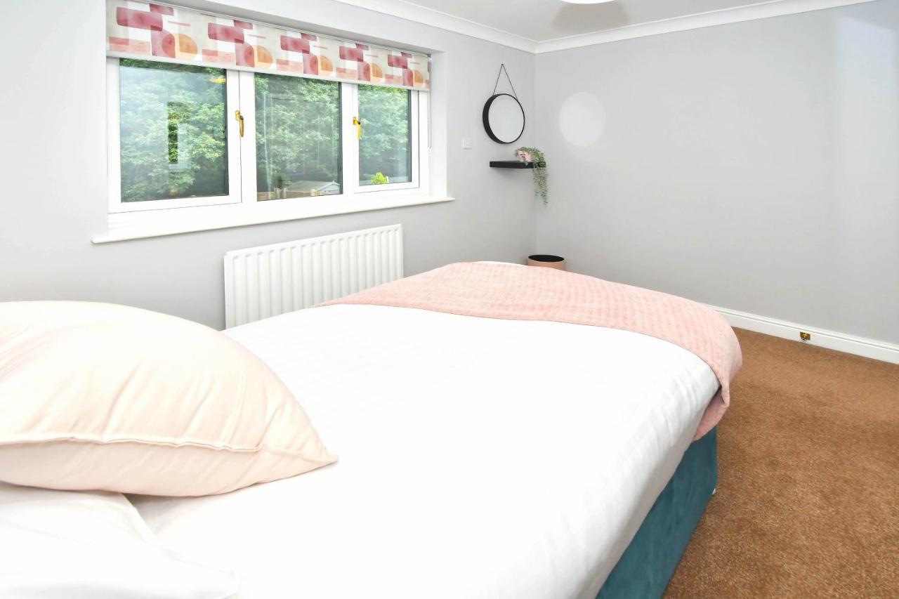 The Glade By Yourstays Huge Single Detached Holiday Home With Big Garden Newcastle-under-Lyme Exterior foto